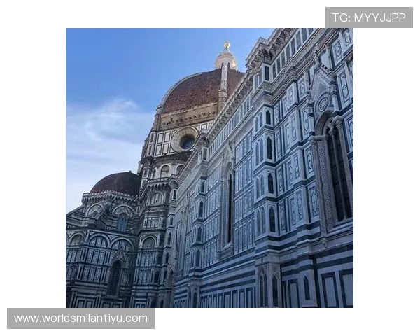 如何拍摄米兰大教堂的壮丽全景与细节之美